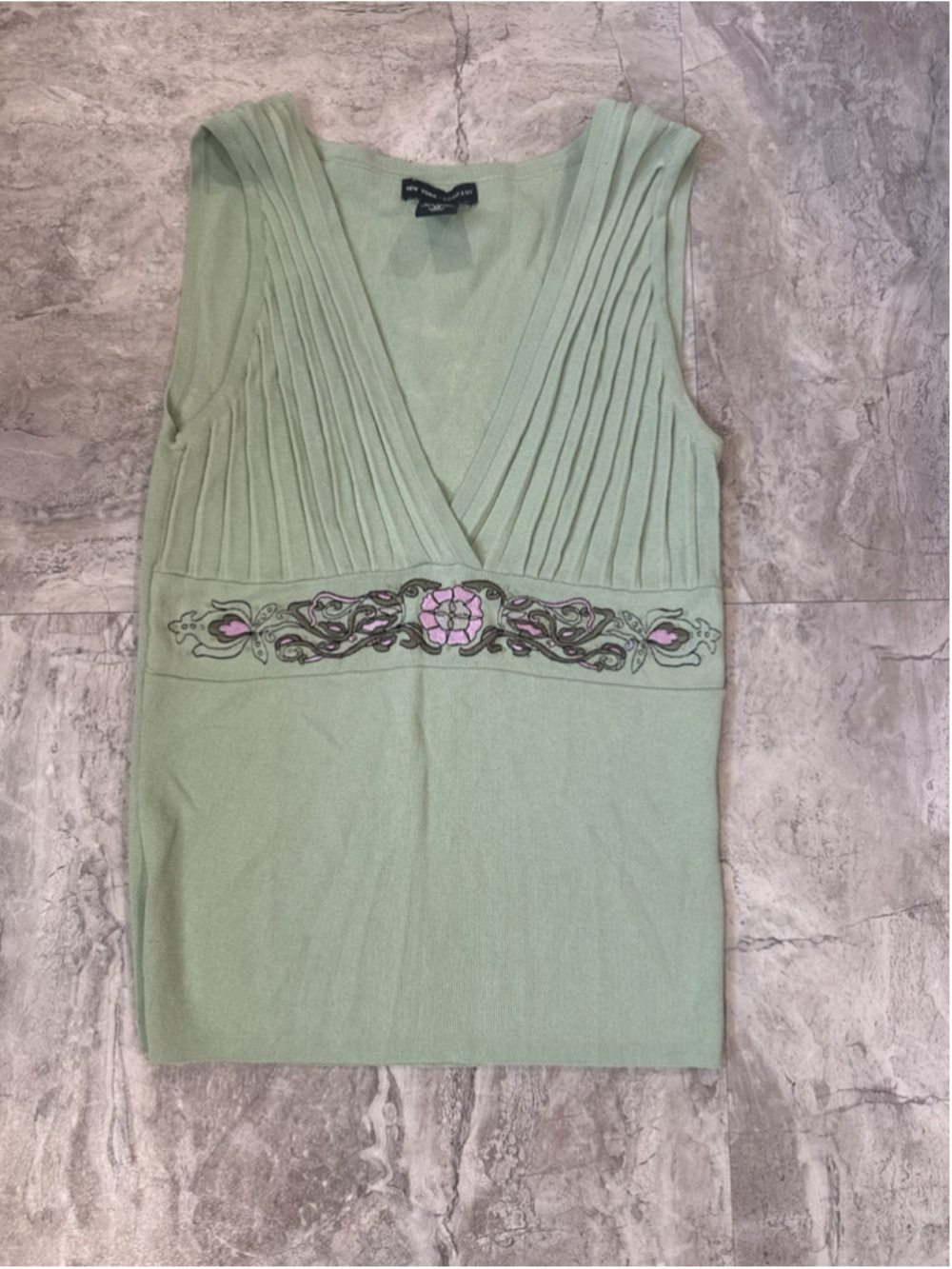 Vintage Y2K New York & Company sage green Floral embroidered Vneck tank Whimsy M